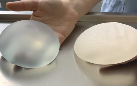Les implants mammaire macrotexturés et polyurethane interdits en France