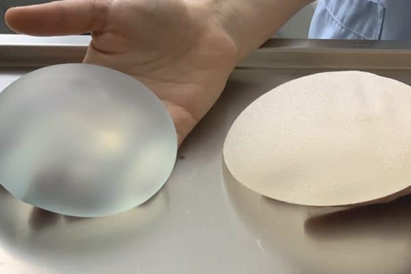 Les implants mammaire macrotexturés et polyurethane interdits en France
