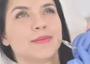 Injection d'acide hyaluronique du visage