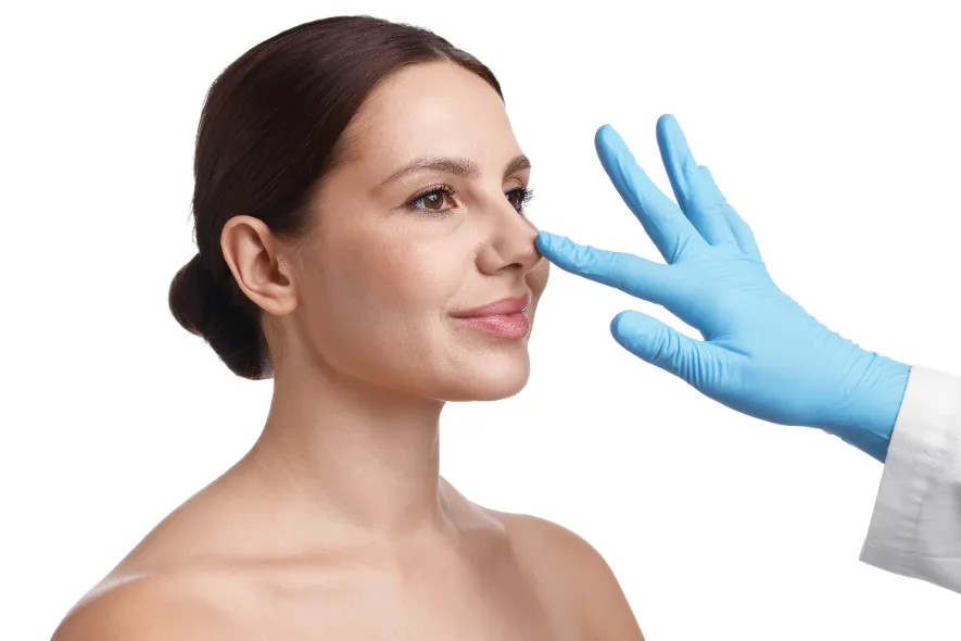 Rhinoplastie pour corriger une bosse sur le nez